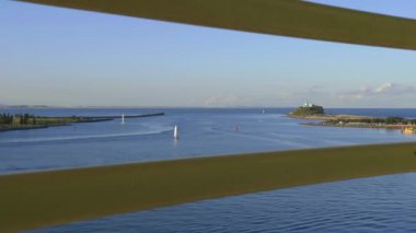 Newcastle 'daki Queens Rıhtım Kulesi' nin parmaklıklarından görünen nobbys baş deniz feneri.