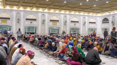 DELHI, INDIA - 13 Mart 2019: Delhi 'deki Gurudwara Bangla Sahib Sikh Tapınağı' ndaki ortak yemek salonu