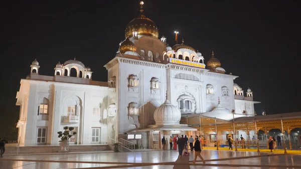 DELHI, ÍNDIA - Março 13, 2019: visão noturna da frente do sahib gurudwara bangla em Nova Deli — Fotografia de Stock