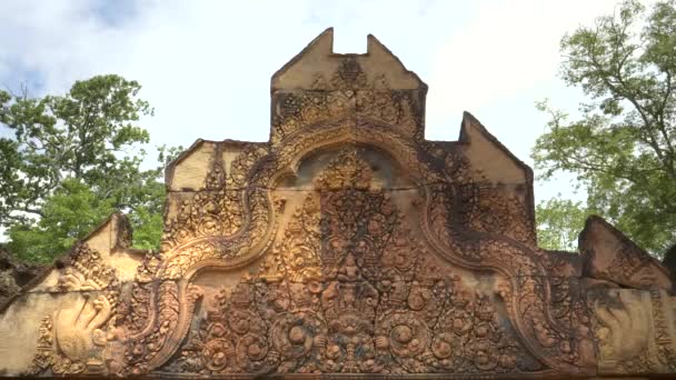 Pediment s vyřezávaným slonem na banteay srei v angkor regionu — Stock video