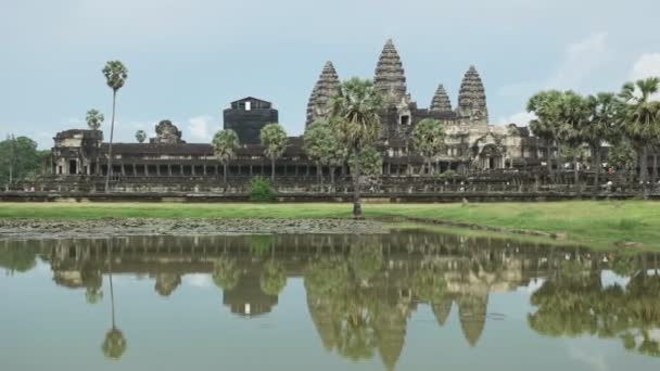 Panning visão da tarde de angkor wat templo torres e seus reflexos — Vídeo de Stock