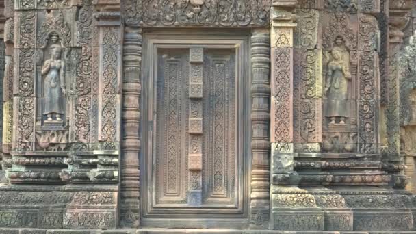 Dos banteay srei devatas en la región angkor — Vídeos de Stock