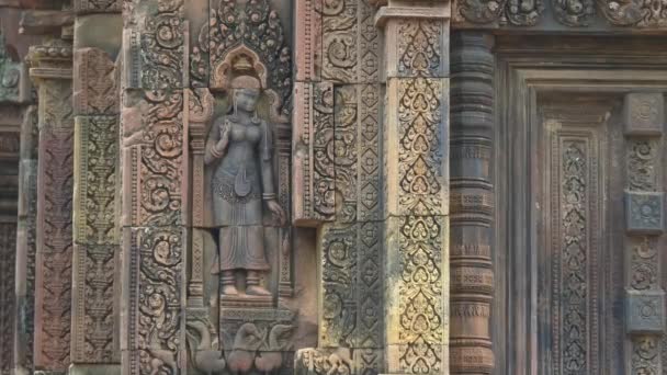 Angkor bölgesindeki Banteay srei devata 'ya yakınlaş — Stok video
