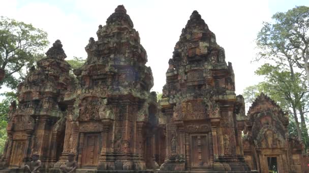 Sklopit záběr věží v chrámu banteay srei v angkorské oblasti — Stock video