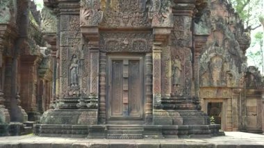 Angkor bölgesindeki iki Banteay Srei Devatas 'ın geniş açılı çekimi