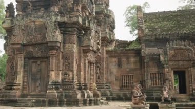 Banteay Srei Tapınağı 'nda iki Devata' nın geniş açılı çekimi.