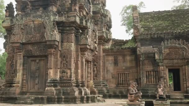 Panning amplia toma de dos devata en banteay srei templo — Vídeos de Stock