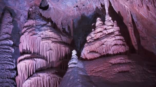 Luta upp skott av kalksten formationer i paradiset rum lewis och grottor — Stockvideo