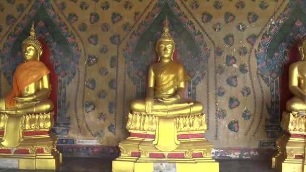 Verschillende gouden Boeddha beelden in een klooster van wat arun tempel in bangkok — Stockvideo