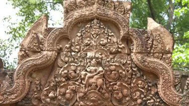 Angkor 'daki Banteay Srei' de dikkatlice oyulmuş bir pedikürü yakınlaştır.