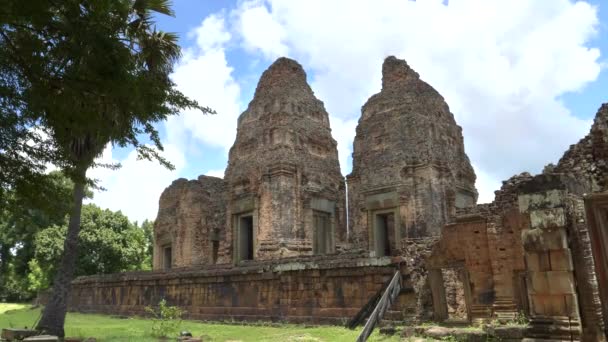 Lage hoek zicht op pre-rup tempel en de torens bij angkor — Stockvideo