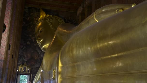 Närbild snett utsikt över den lutande buddhan i bangkok — Stockvideo