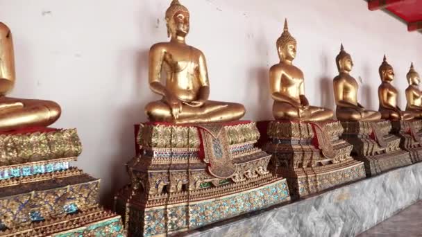 Andando por estátuas de buddha em um claustro no templo de wat pho em bangkok — Vídeo de Stock