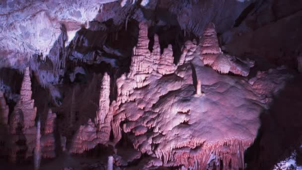 Pan de formaciones de piedra caliza en las cavernas de Lewis y Clark en Montana — Vídeos de Stock