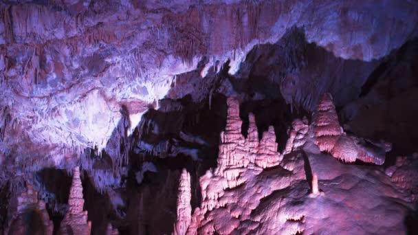 Wide view of limestone formations in the paradise room of lewis and clark caverns in montana — Stock Video