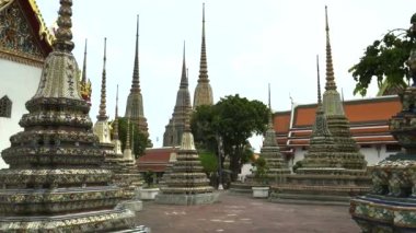 Bangkok 'taki Wat Po Tapınağı' nda stupa 'ya doğru yürüyoruz.