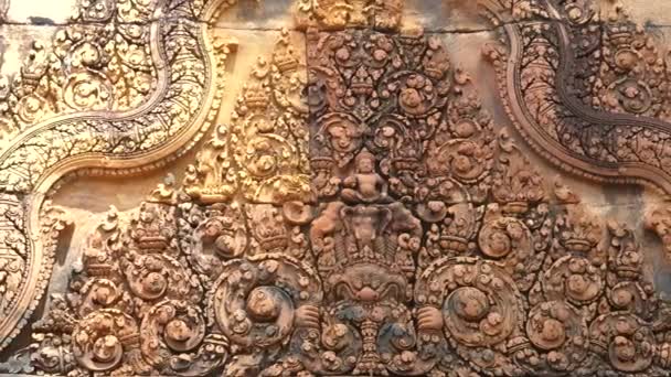 Pan of a decorative carved pediment, depicting an elephant and rider, at banteay srei temple — Stock Video