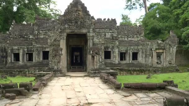 Lopen naar de binnenpoort bij de preah khan tempel — Stockvideo