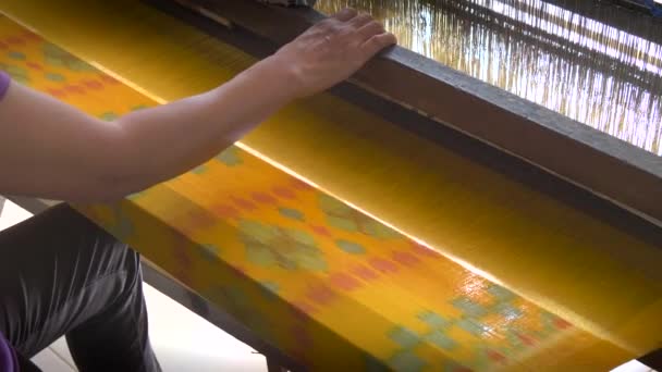 GIANYAR, INDONESIA - 19 de junio de 2017: un trabajador tejiendo batik cloth en una fábrica de bali — Vídeos de Stock