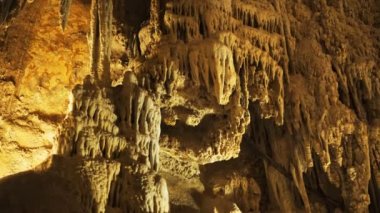 Montana 'daki Lewis ve Clark mağaralarındaki Kireçtaşı oluşumları.