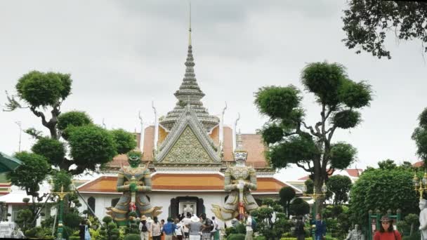 BANGKOK, THAILAND - 21 HAZİRAN 2017: Bangkok 'taki Wat Arun Tapınağı' nda iki dev iblisin geniş açılı görüntüsü — Stok video