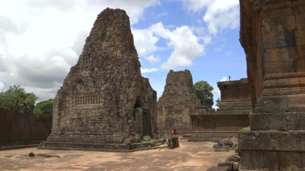 Кирпичная башня из пре-роп храма рядом с Ангкор-Ват — стоковое видео
