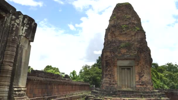 Close zicht op een toren bij pre rup tempel nabij angkor wat — Stockvideo