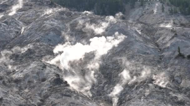 Skott av ånga stiger från brinnande berg i gulsten — Stockvideo