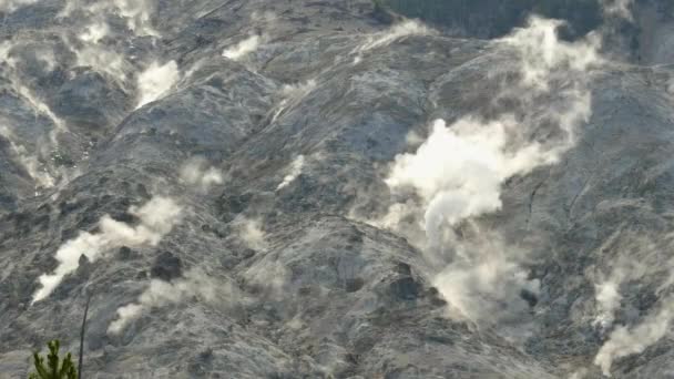 Nahaufnahme von aufsteigendem Dampf am brennenden Berg im Yellowstone Nationalpark — Stockvideo