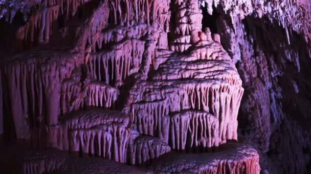 Vápencové útvary v jeskyních Lewis a Clark — Stock video