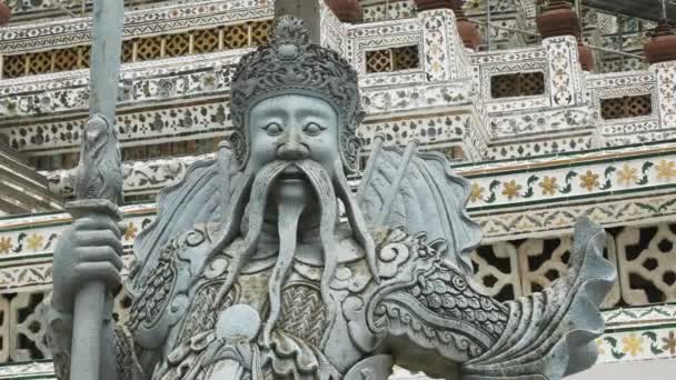 Close-up shot van een Chinees standbeeld bij wat arun tempel in bangkok — Stockvideo