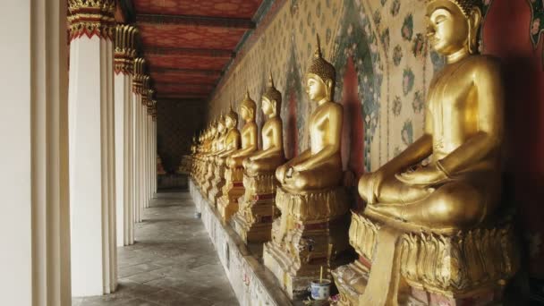 Claustro contendo muitas estátuas de buddha no templo de wat arun em Bangkok — Vídeo de Stock