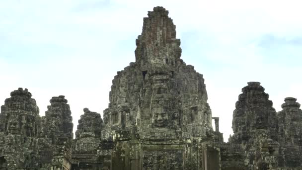 Vergrößern auf einen Gesichtsturm am Bajontempel in der Nähe von Angkor wat — Stockvideo
