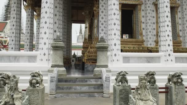 Bangkok 'taki Wat Arun tapınağının ibadet salonuna giriş. — Stok video