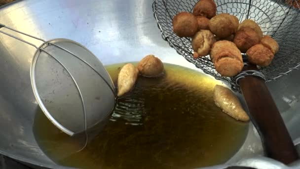 Frittura di cibo di strada in un wok a Chinatown, Bulgaria — Video Stock