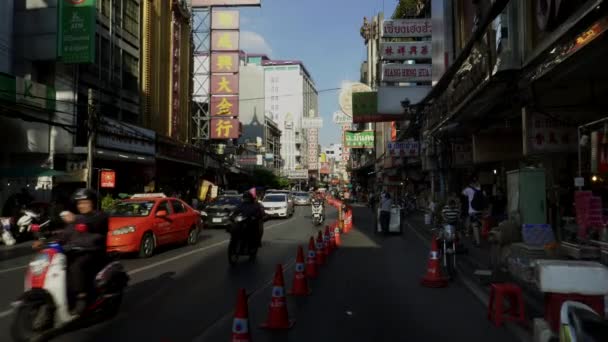 BANGKOK, THAILAND- ΙΟΥΝΙΟΣ, 21, 2017: gimbal steadicam πυροβόλησε περπατώντας κατά μήκος yaowarat δρόμο στην chinatown — Αρχείο Βίντεο