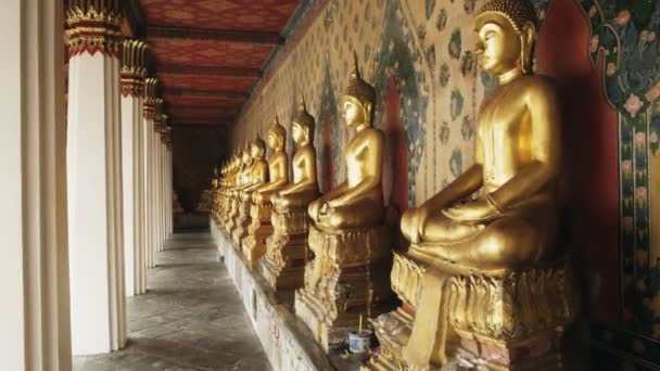 Zoom em estátuas de buddha em um claustro em wat arun temple, bangkok — Vídeo de Stock