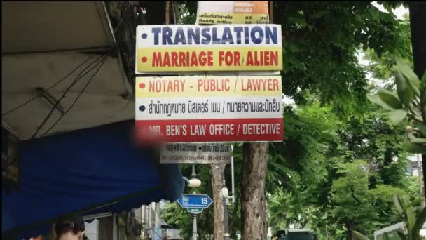 Χιουμοριστική πινακίδα του δρόμου για το γάμο για τους αλλοδαπούς στο δρόμο silom σε bangkok — Αρχείο Βίντεο