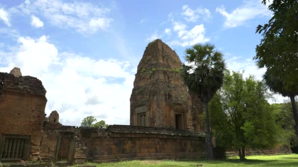 Angkor 'daki eski tapınak ve kulelerinin kuzeyine bakıyoruz. — Stok video