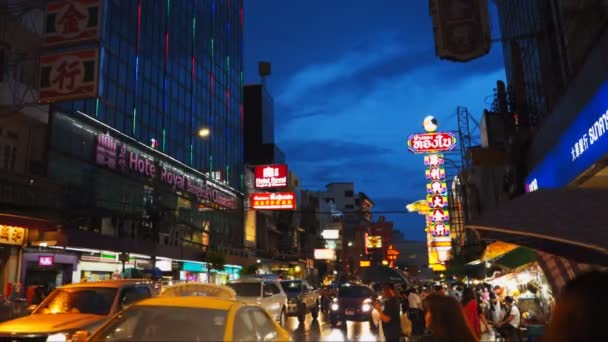 Un colpo di notte di una strada yaowarat occupato a chinatown a Bangkok — Video Stock