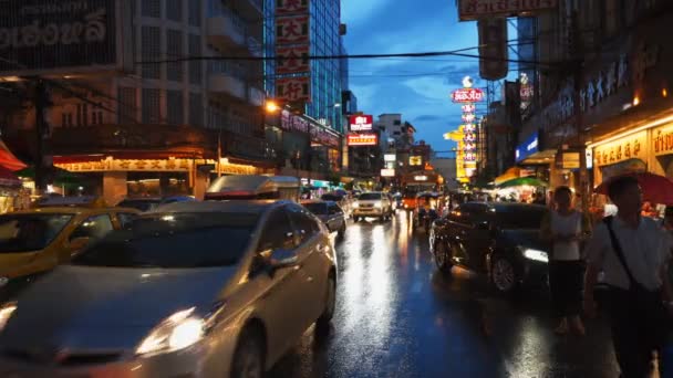 Tilt up colpo di yaowarat rd in bangkoks chinatown di notte — Video Stock