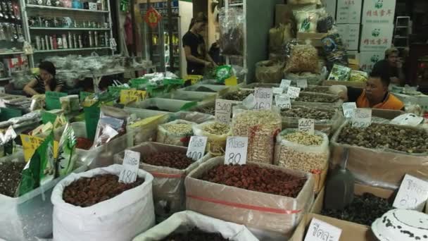 BANGKOK, THAILAND-JUNE, 21, 2017 store selling spices, nuts and dried fruit in Chinatown, bangchos — 图库视频影像