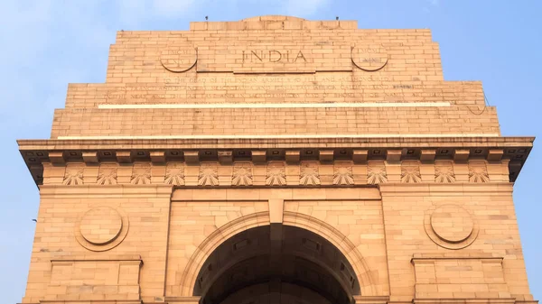 Yeni Delhi 'deki Hindistan Kapısı' nın tepesini güneş doğarken kapatın. — Stok fotoğraf