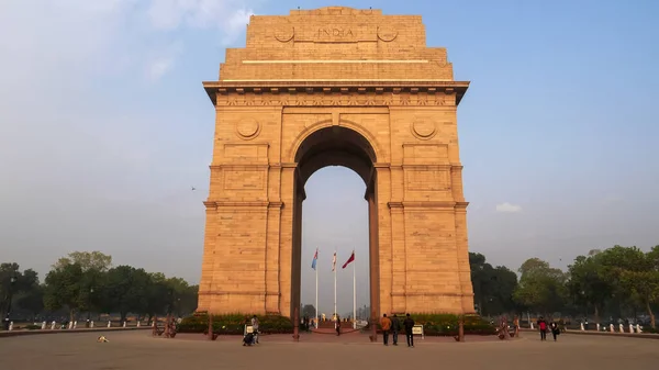 DELHI, INDIEN - 14. MÄRZ 2019: Blick zum indischen Tor bei Sonnenaufgang in New Delhi — Stockfoto