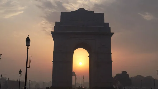 De zon in het centrum van india poort bij zonsopgang in nieuwe delhi — Stockfoto