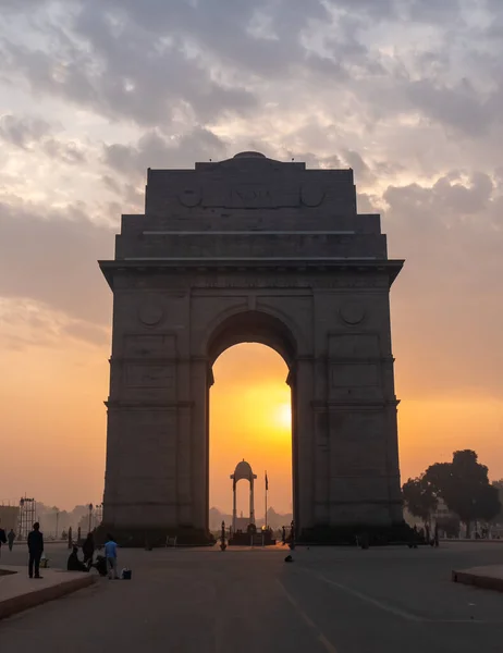 Shot van de zon en india poort bij zonsopgang in nieuwe delhi — Stockfoto