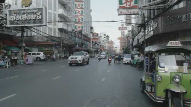 BANGKOK, TAILANDa- 21 DE JUNIO DE 2017: toma por la tarde de un tuk tuk taxi estacionado en la carretera de yaowarat en chinatown, Bangkok — Vídeos de Stock