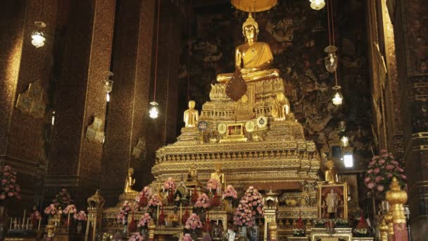 BANGKOK, THAILAND- JUNI, 21, 2017: brede opname van de wijdingszaal in wat pho tempel, bangkok — Stockvideo