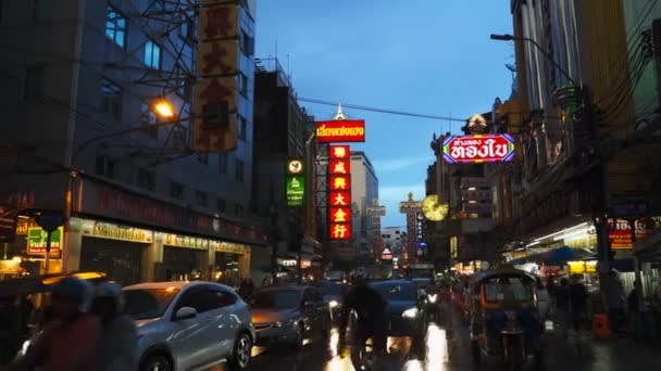 BANGKOK, THAILAND- JUNE, 21, 2017: um ônibus e tráfego noturno na estrada yaowarat em Chinatown de Bangkok — Vídeo de Stock
