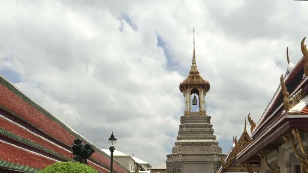 Широкий снимок колокольни в изумрудном храме Будды в Бангкоке — стоковое видео